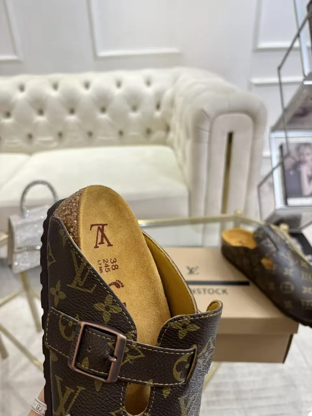 Women's p560 Men's p580 ✨ LV couple's toe-cap slippers | Full of high-end feel, you can walk with wind! ✨ This pair of LV classic toe-cap slippers is simply a "walking grass-planting machine"! Original three-dimensional embossed cowhide + cowhide fabric, the texture is high-end at first glance, and you will become a rich daughter/son in seconds ~💅 🌟 Why must you join TA? ✔️ Original embossed cowhide - clear texture but not cheap, classic presbyopia yyds ✔️ Belt buckle + metal logo - ecstatic control of details, exquisite to the heel! ✔️ Sheepskin lining + cushioned footbed - it feels like stepping on clouds ☁️, and you won’t feel tired when you go shopping~ ✔️ Non-slip rubber sole - walking is as stable as a mountain, and you are not afraid of slipping on rainy days!  👫 The best outfit for couples: Whether it’s shorts, T-shirts👕 or long skirts and suits👗, pairing these shoes with each other will immediately create a lazy and high-end atmosphere! Everyday outings/vacations, no matter what you shoot, it will look like a blockbuster📸🔥 The texture and foot feel that only the higher version can have, it is not a hit or a hit! Heartbeat is not as good as action. True love is true when both pairs are in pairs~💖 #LVcoupleslippers #高色综合 #好看不狠的 Feet #couples’ must-have